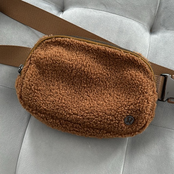 Lululemon Everywhere Belt Bag Burnt Caramel Fuzzy Teddy Bear Fleece - Picture 2 of 6